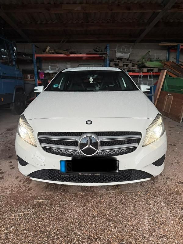 Gebraucht Mercedes A180 130 PS (95 kW) 2014 Weiß Kleinwagen