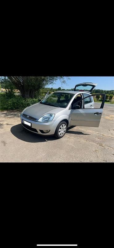 Silber Gebraucht 2004 Ford Fiesta Kleinwagen | 650 € (Guter Preis) - Bild 1/4