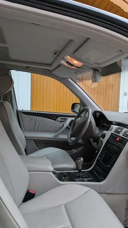 Gebraucht Mercedes E280 Avantgarde 204 PS (150 kW) 1999 Blau Limousine