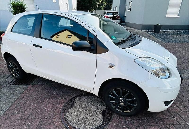 Weiß Gebraucht 2009 Toyota Yaris Limousine | 2.350 € (Guter Preis) - Bild 1/4