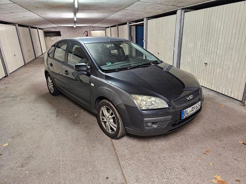 Grau Gebraucht 2007 Ford Focus Fun X Limousine | 2.500 € (Fairer Preis) - Bild 1/4