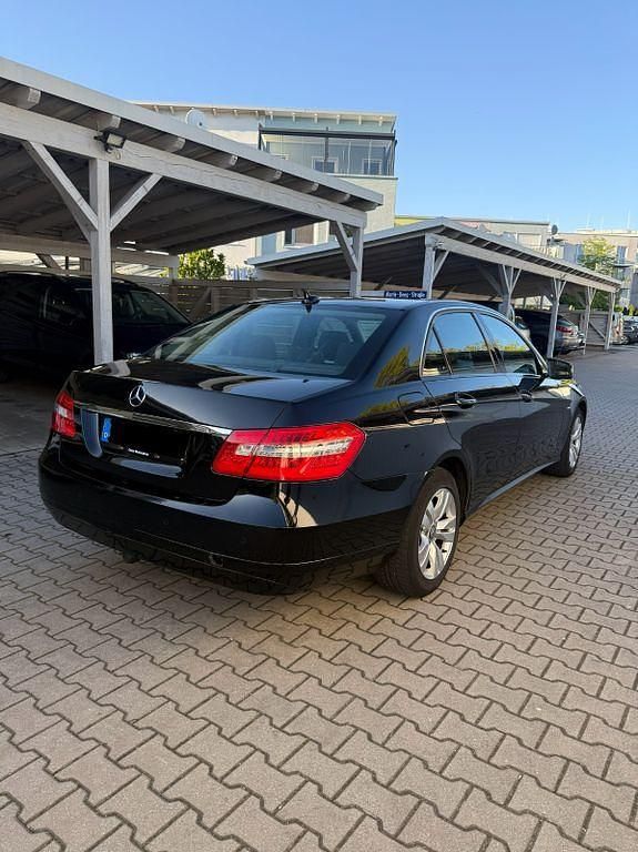 Gebraucht Mercedes E220 170 PS (125 kW) 2011 Schwarz Limousine