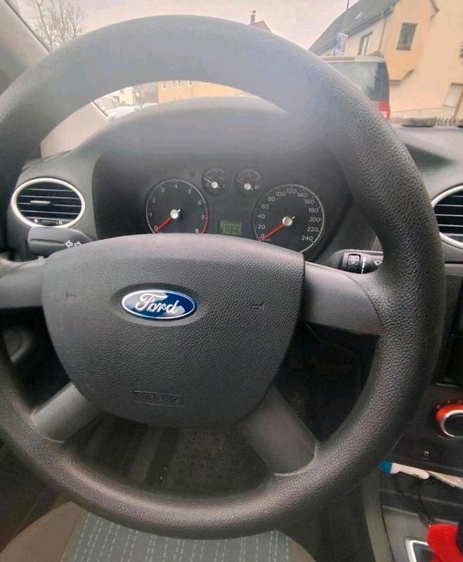 Second-hand Ford Focus 85 CP (62 kW) 2006 Argintiu Berlinǎ