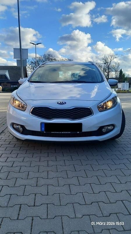 Usado Kia Ceed 99 HP (72 kW) 2013 Branco Citadino