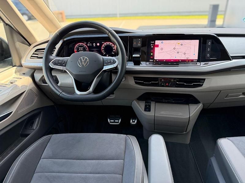 Second-hand VW Multivan Style 150 CP (110 kW) 2024 Alb Monovolum