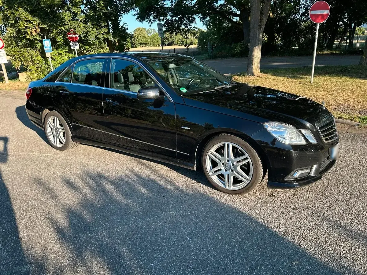 Gebraucht Mercedes E300 231 PS (169 kW) 2011 Schwarz Limousine