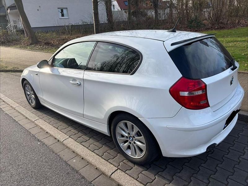 Gebraucht BMW 116 122 PS (89 kW) 2009 Weiß Kleinwagen