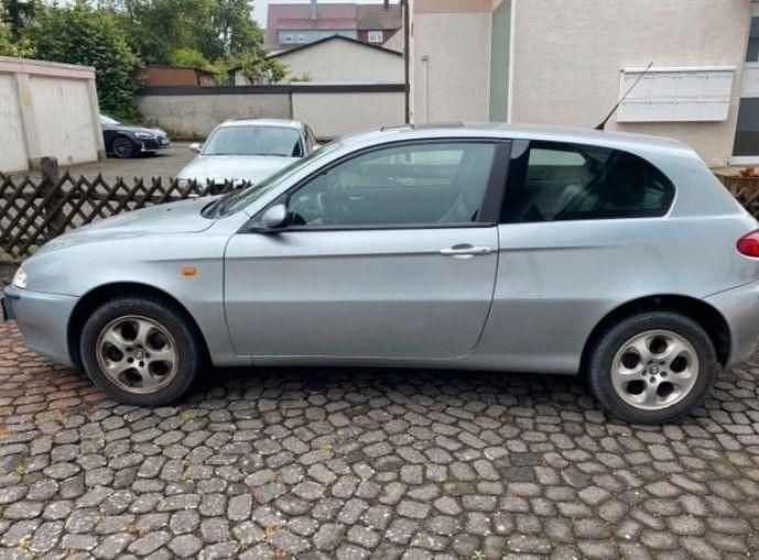 Silber Gebraucht 2003 Alfa Romeo 147 Distinctive Kleinwagen | 1.500 € (Etwas zu teuer) - Bild 1/4