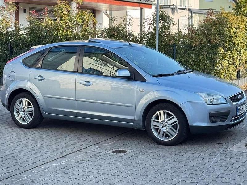 Gebraucht Ford Focus Ghia 101 PS (74 kW) 2006 Silber Limousine