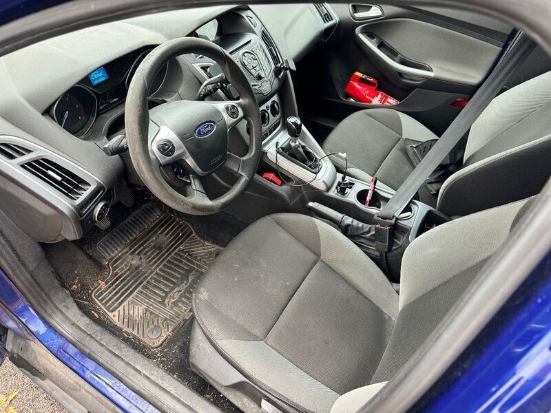 Gebraucht Ford Focus Trend 105 PS (77 kW) 2014 Indicblau metallic (metallic) Kombi