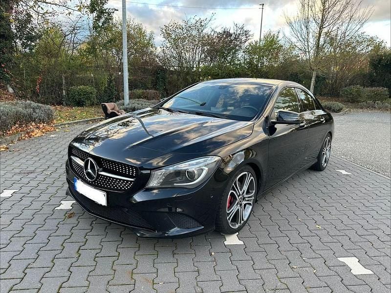 Schwarz Gebraucht 2014 Mercedes CLA180 Urban Limousine | 13.999 € (Fairer Preis) - Bild 1/4