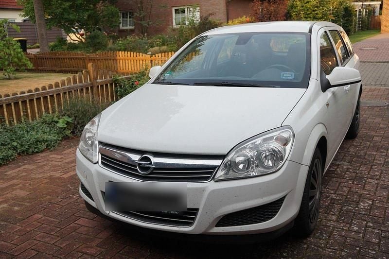 Weiß Gebraucht 2010 Opel Astra Selection Kombi | 1.850 € (Guter Preis) - Bild 1/4