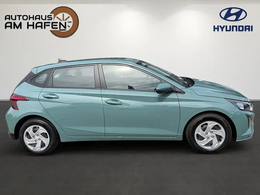 Neu Hyundai i20 Select 101 PS (74 kW) 2025 Grün Kleinwagen