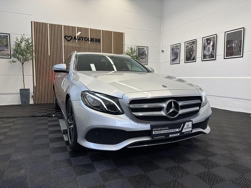 Silber Gebraucht 2018 Mercedes E220 Avantgarde Limousine | 25.950 € (Superpreis) - Bild 1/4