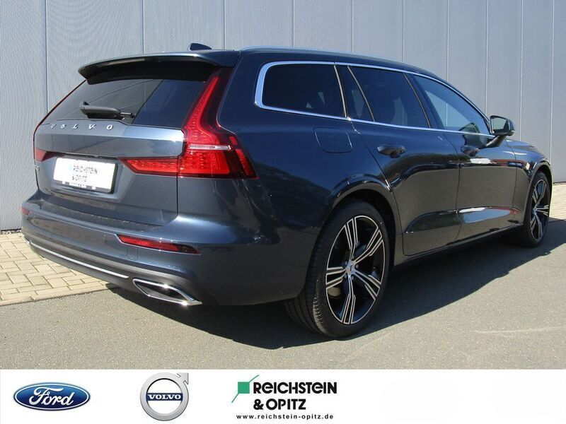 Gebraucht Volvo V60 Inscription 197 PS (144 kW) 2021 Denim blue Kombi