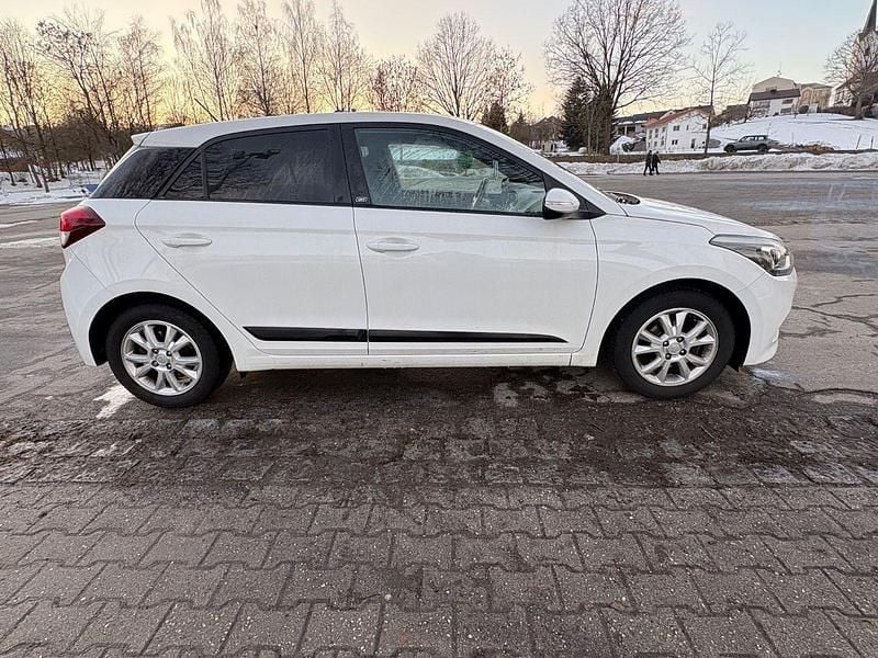 Gebraucht Hyundai i20 Edition 84 PS (61 kW) 2016 Weiß Kleinwagen