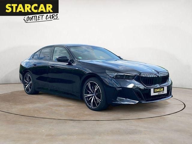 Carbonschwarz metallic Gebraucht 2024 BMW 550e M Sport Limousine | 77.770 € (Superpreis) - Bild 1/4