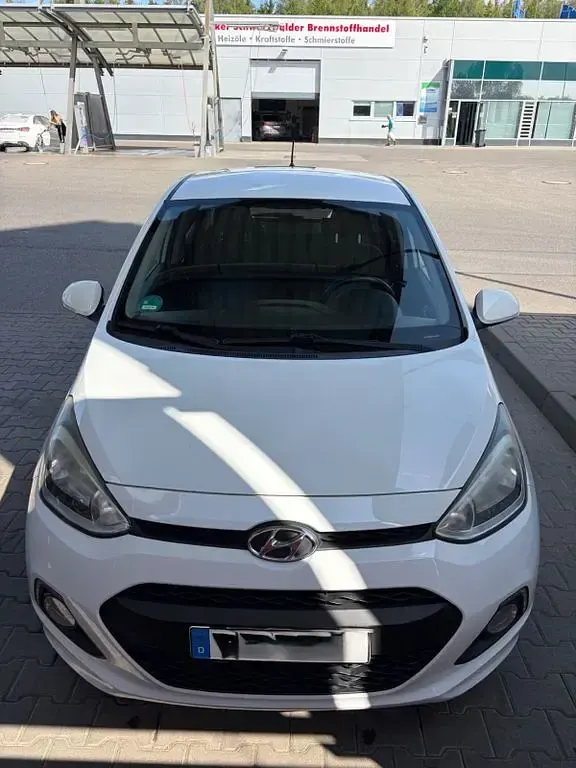 Gebraucht Hyundai i10 YES! 67 PS (49 kW) 2015 Weiß Kleinwagen