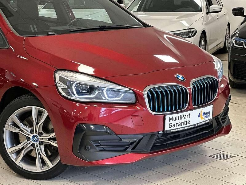 Gebraucht BMW 225 136 PS (100 kW) 2018 Flamencorot brillanteffekt Limousine