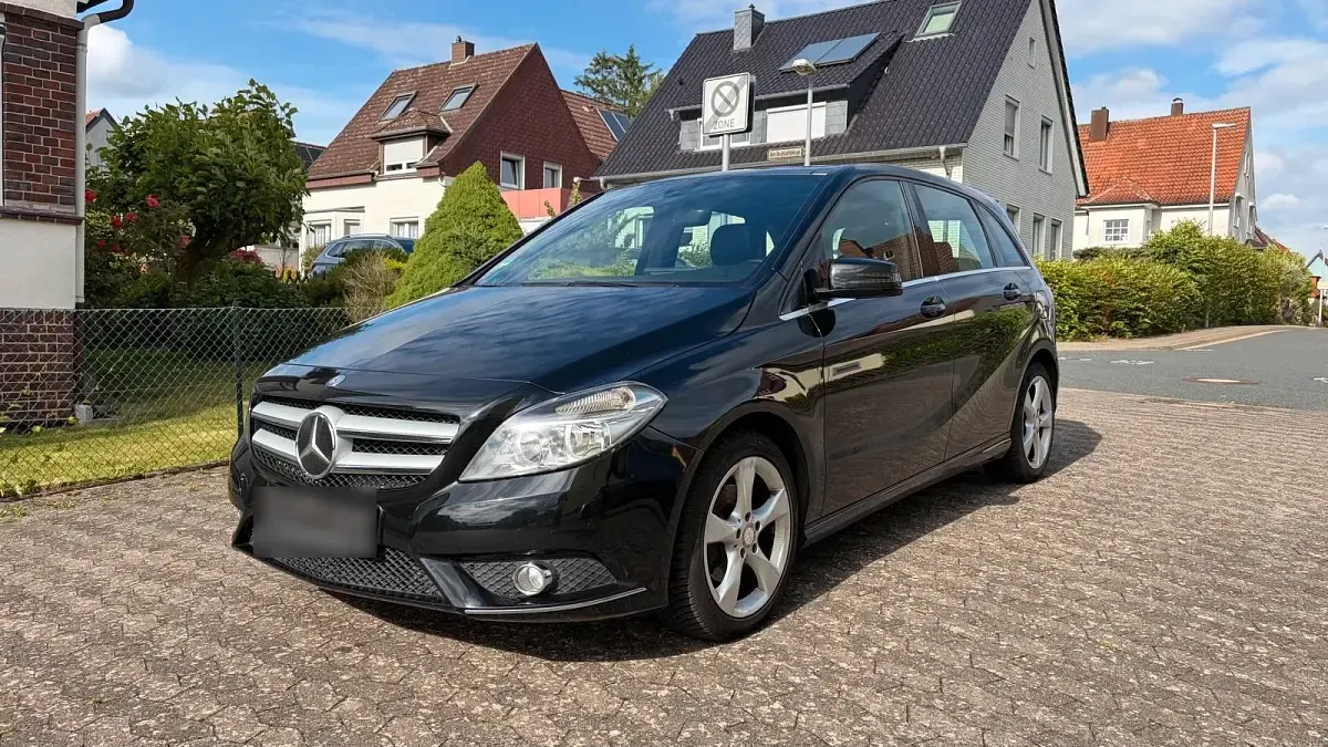 Gebraucht Mercedes B180 122 PS (89 kW) 2013 Schwarz Kleinwagen