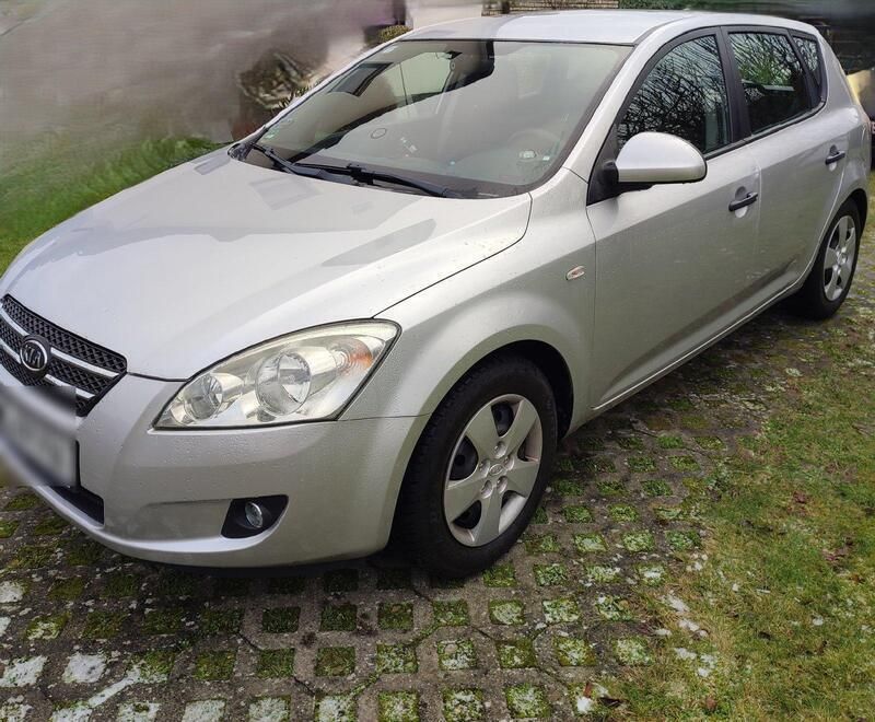 Silber Gebraucht 2009 Kia Ceed 2 Limousine | 2.800 € (Fairer Preis) - Bild 1/4