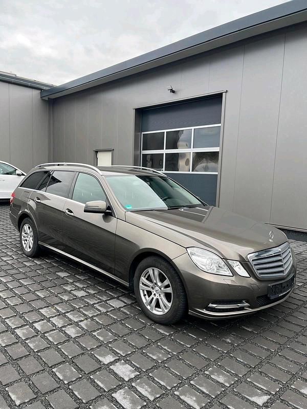 Braun Gebraucht 2012 Mercedes E300 Kombi | 11.000 € - Bild 1/4