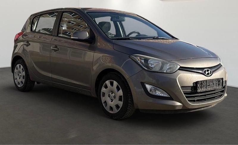 Gebraucht Hyundai i20 Style 101 PS (74 kW) 2014 Grau Kleinwagen
