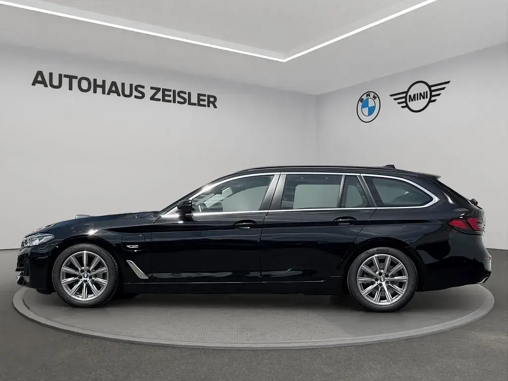 Gebraucht BMW 530e 184 PS (135 kW) 2024 Saphirschwarz Kombi