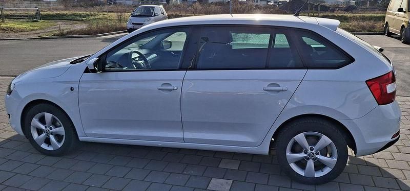 Weiß Gebraucht 2015 Skoda Rapid Ambition Limousine | 7.990 € (Fairer Preis) - Bild 1/4