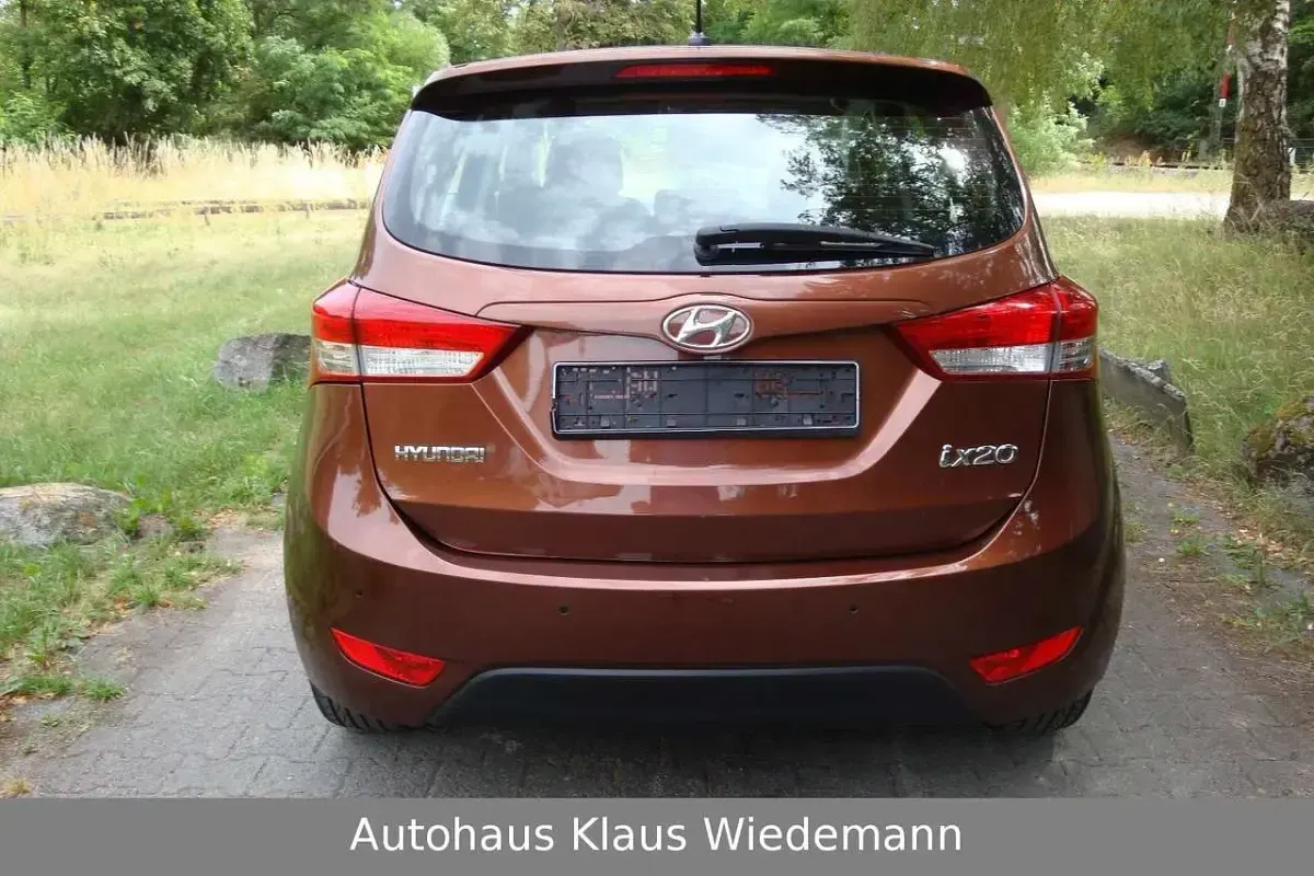 Gebraucht Hyundai ix20 Comfort 125 PS (91 kW) 2013 Braun Kleinwagen
