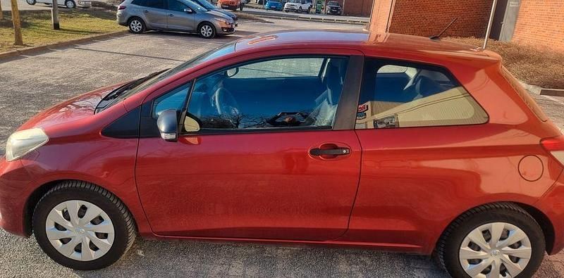 Gebraucht Toyota Yaris Cool 99 PS (72 kW) 2012 Rot Kleinwagen