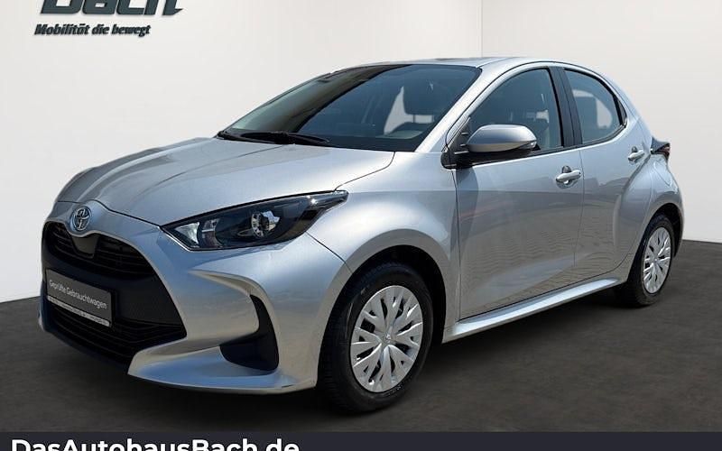 Silber Gebraucht 2023 Toyota Yaris Comfort Limousine | 15.340 € (Fairer Preis) - Bild 1/4