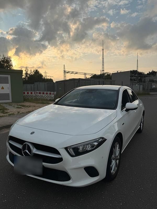 Weiß Gebraucht 2020 Mercedes A250 Limousine | 23.650 € (Fairer Preis) - Bild 1/4