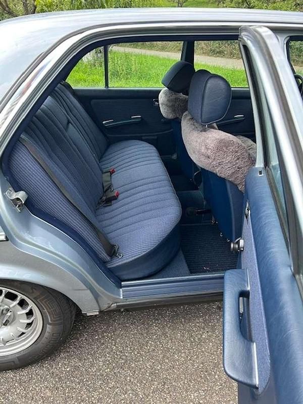 Gebraucht Mercedes E230 136 PS (100 kW) 1984 Blau Limousine