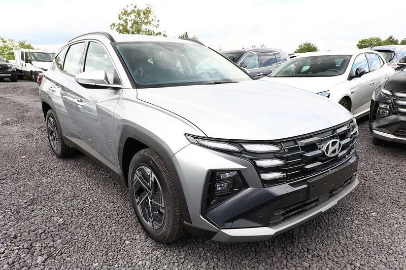 Shimmering silver meta... Neu 2025 Hyundai Tucson Select SUV | 28.952 € (Guter Preis) - Bild 1/4