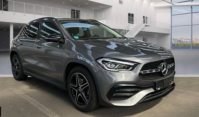 Grau Gebraucht 2021 Mercedes GLA180 AMG line SUV | 29.800 € (Fairer Preis) - Bild 1/4