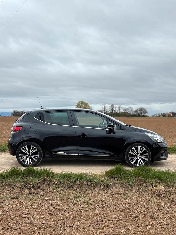 Gebraucht Renault Clio IV Initiale 120 PS (88 kW) 2015 Schwarz Kleinwagen