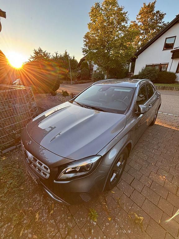 Silber Gebraucht 2018 Mercedes GLA180 SUV | 19.500 € (Fairer Preis) - Bild 1/4
