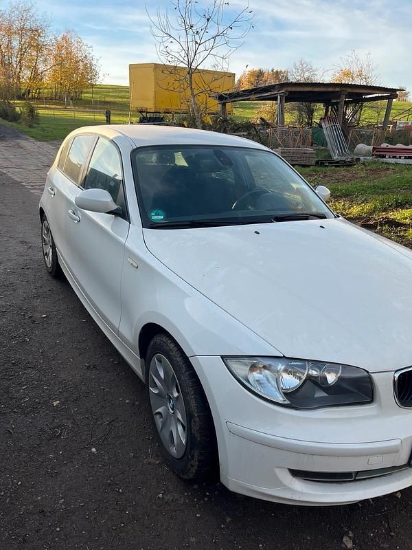 Weiß Gebraucht 2008 BMW 118 Kleinwagen | 6.199 € (Etwas zu teuer) - Bild 1/4