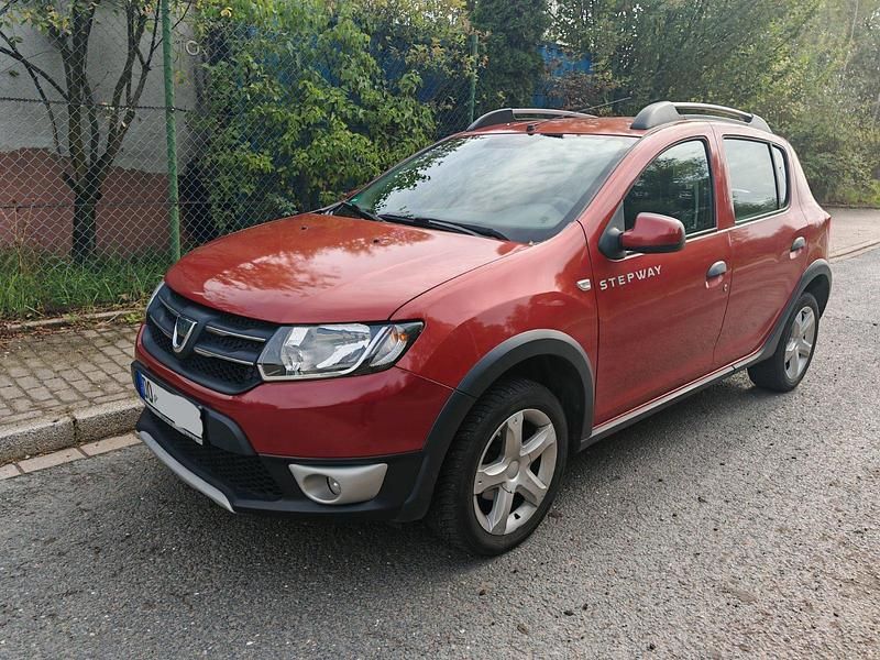 Rot Gebraucht 2014 Dacia Sandero Prestige Kleinwagen | 4.500 € (Fairer Preis) - Bild 1/4