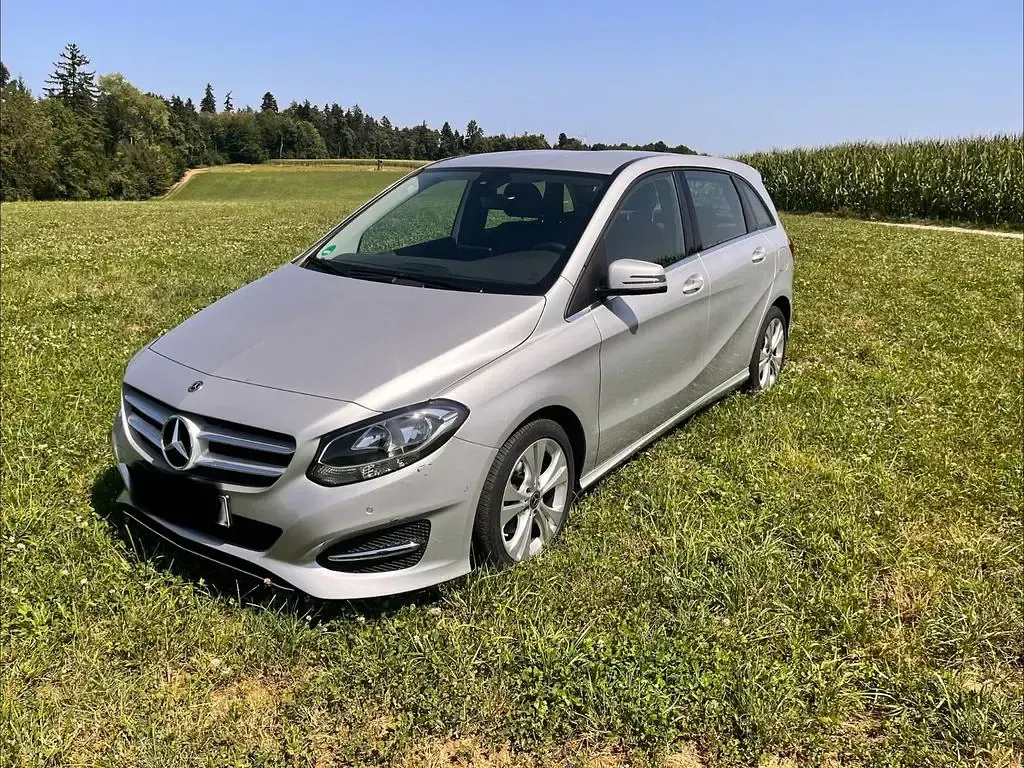 Gebraucht Mercedes B180 Urban 122 PS (89 kW) 2017 Silber Kleinwagen