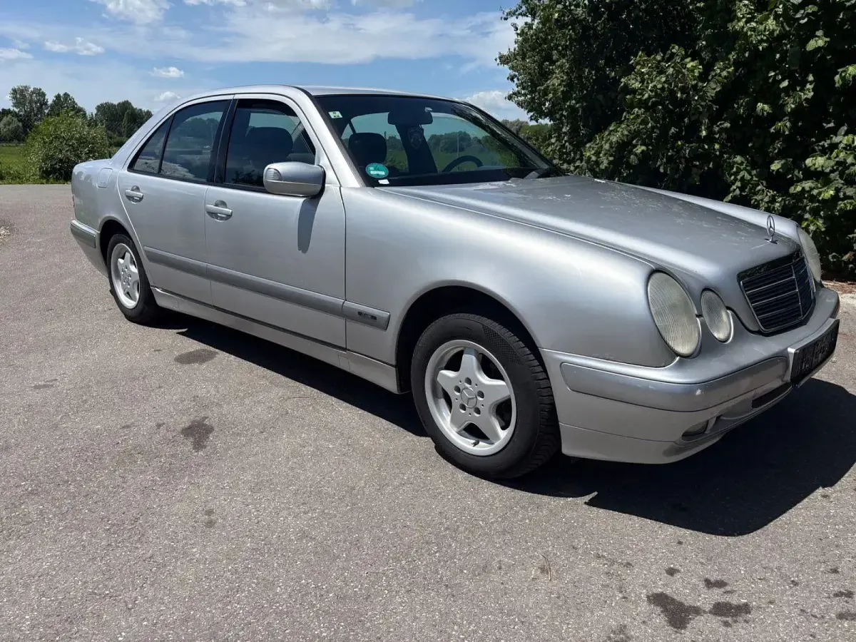 Gebraucht Mercedes E220 Classic 143 PS (105 kW) 2000 Silber Limousine