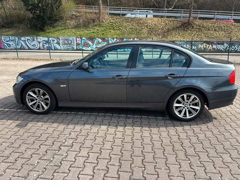 Gebraucht BMW 318 129 PS (94 kW) 2006 Grau Limousine