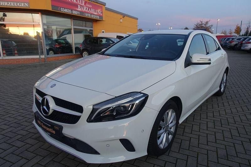 Weiß Gebraucht 2016 Mercedes A180 Style Limousine | 11.950 € (Guter Preis) - Bild 1/4