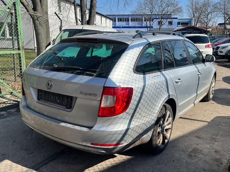 Gebraucht Skoda Superb Comfort 125 PS (91 kW) 2011 Silber Kombi