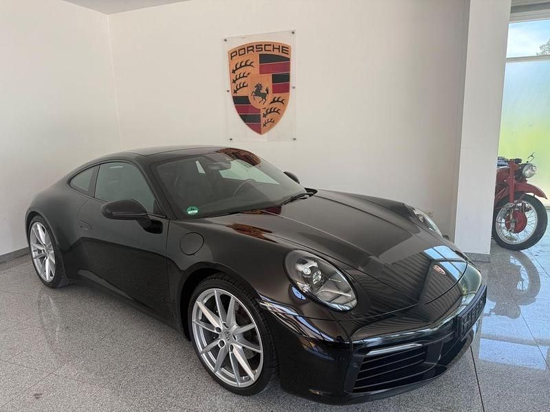 Tiefschwarz Gebraucht 2022 Porsche 992 Coupé | 116.980 € - Bild 1/4