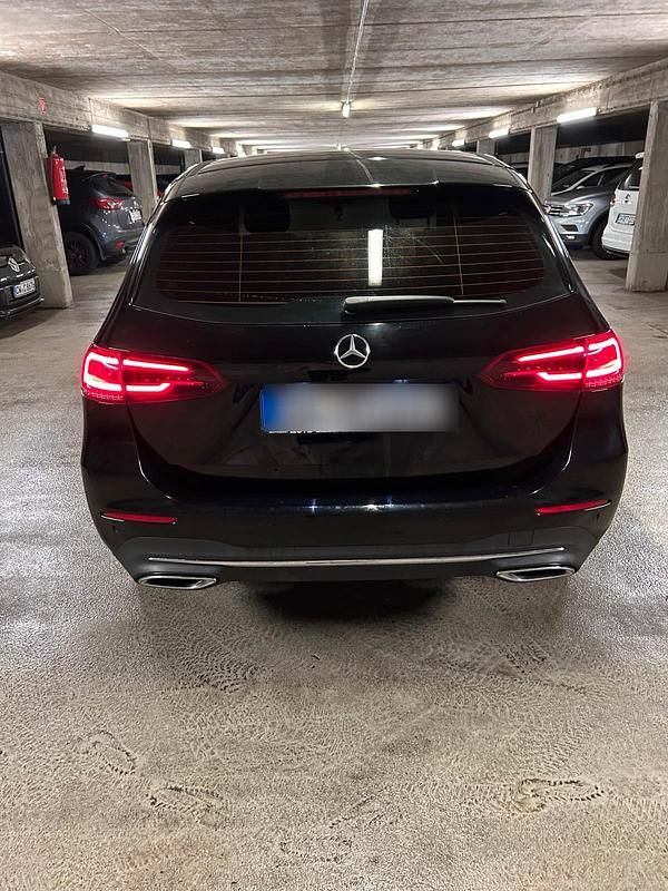 Gebraucht Mercedes B180 116 PS (85 kW) 2020 Schwarz Van / Kleinbus