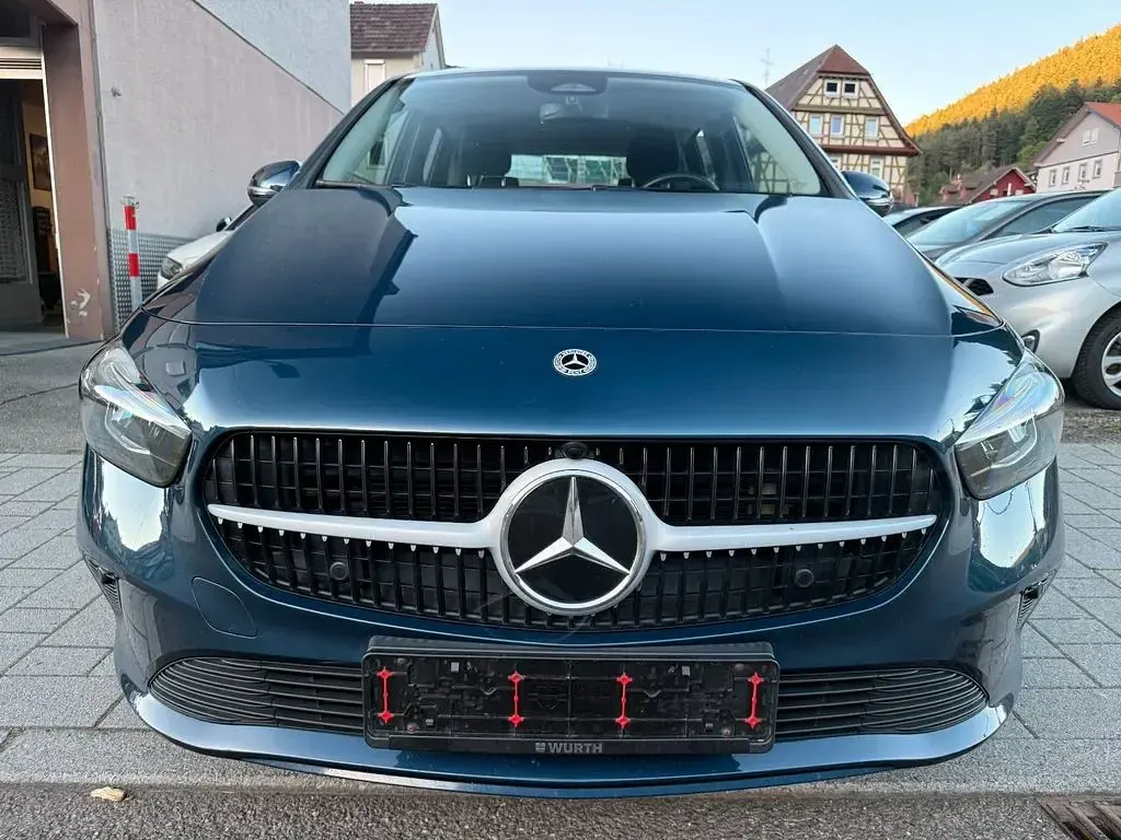 Gebraucht Mercedes B180 116 PS (85 kW) 2023 Blau Kleinwagen