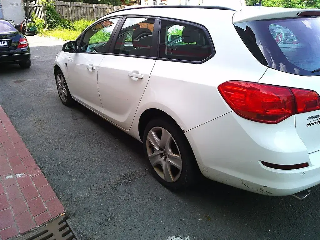 Gebraucht Opel Astra Edition 120 PS (88 kW) 2011 Weiß Kombi