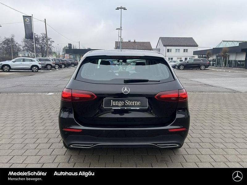 Gebraucht Mercedes B180 Progressive 136 PS (100 kW) 2024 Lack kosmosschwarz Van / Kleinbus